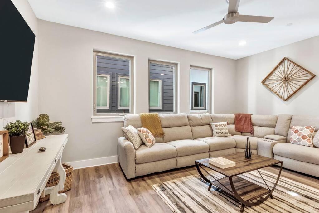 Private Rooftop Patio + 4 Story Home In Downtown Fw ฟอร์ตเวิร์ท ภายนอก รูปภาพ
