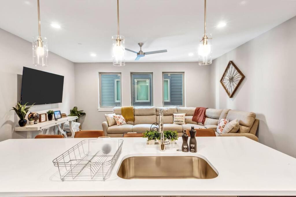 Private Rooftop Patio + 4 Story Home In Downtown Fw ฟอร์ตเวิร์ท ภายนอก รูปภาพ